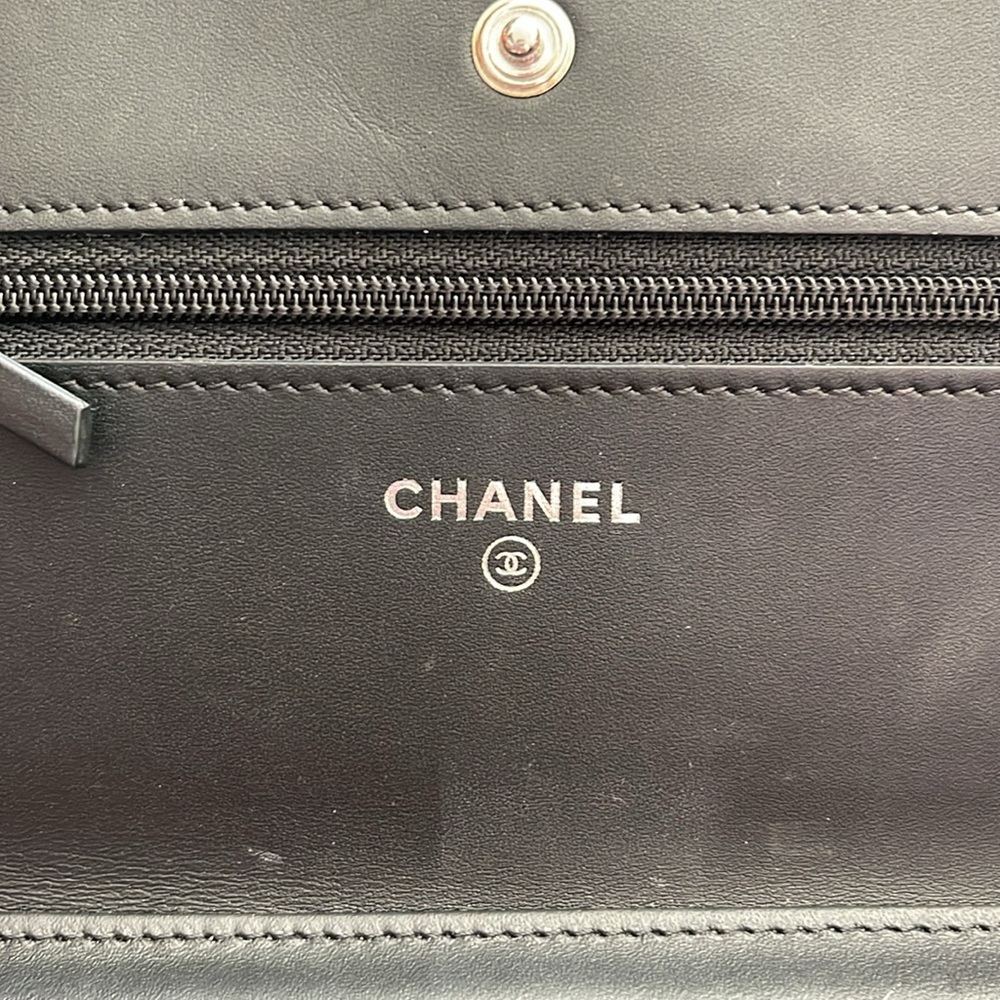 Chanel patent leather wallet on a chain - Picture 4 of 6